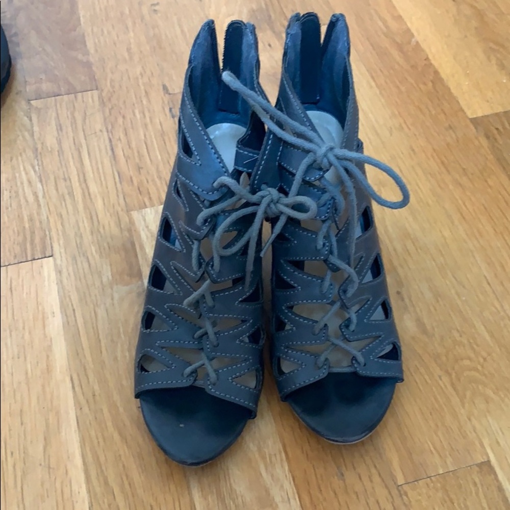 Mark&Maddux grey leather wedges